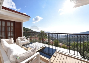 Вилла в итальянском стиле с видом на море и крепость 