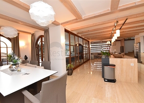 Вилла в итальянском стиле с видом на море и крепость 