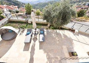 Вилла в итальянском стиле с видом на море и крепость 