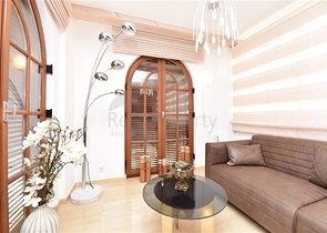 Вилла в итальянском стиле с видом на море и крепость 