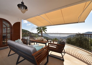 Вилла в итальянском стиле с видом на море и крепость 