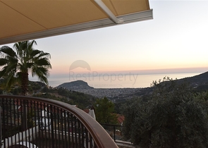 Вилла в итальянском стиле с видом на море и крепость 