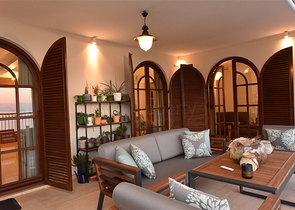 Вилла в итальянском стиле с видом на море и крепость 