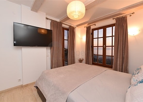 Вилла в итальянском стиле с видом на море и крепость 