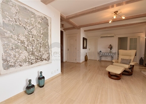 Вилла в итальянском стиле с видом на море и крепость 