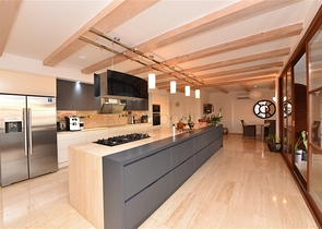 Вилла в итальянском стиле с видом на море и крепость 