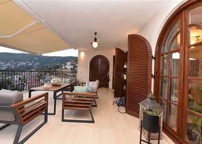 Вилла в итальянском стиле с видом на море и крепость 