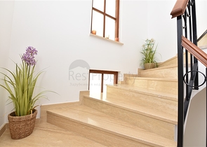 Вилла в итальянском стиле с видом на море и крепость 