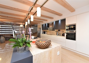 Вилла в итальянском стиле с видом на море и крепость 