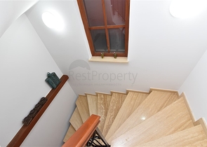 Вилла в итальянском стиле с видом на море и крепость 