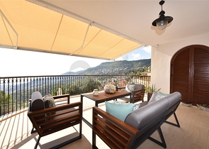 Вилла в итальянском стиле с видом на море и крепость 