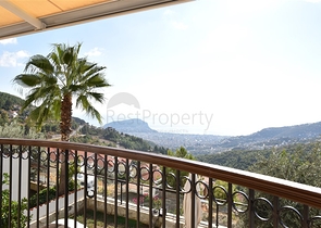 Вилла в итальянском стиле с видом на море и крепость 