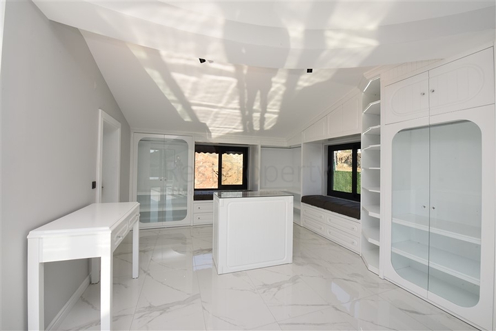 Шикарная двухэтажная вилла в районе Каргыджак под гражданство