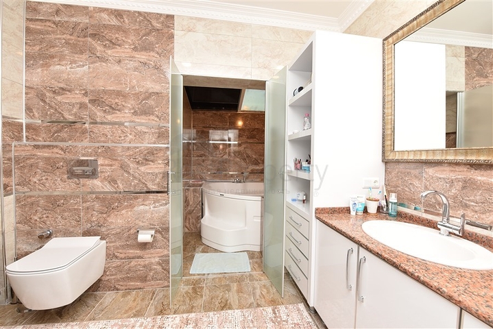 Вилла с мебелью в европейском районе Оба