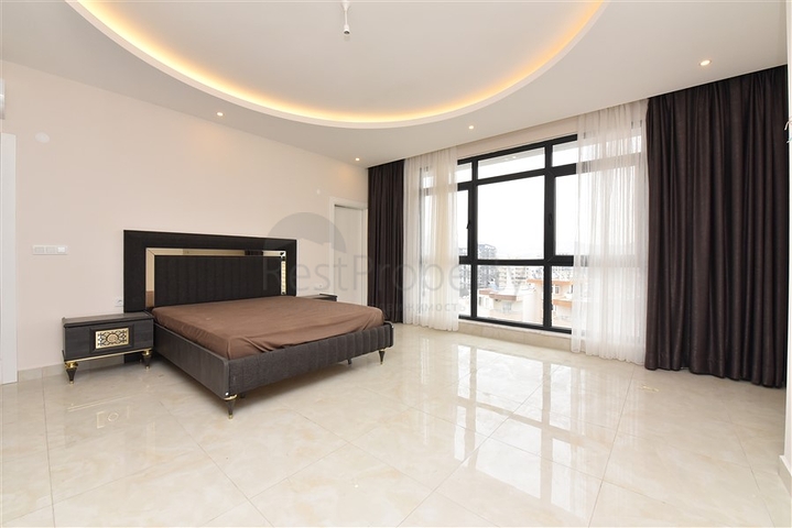 Четырехкомнатный пентхаус с панорамным видом на море в районе Махмутлар