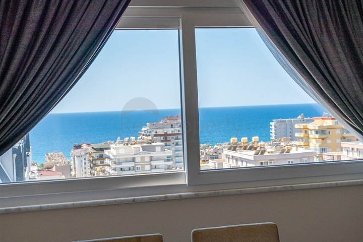 Четырехкомнатный пентхаус с панорамным видом на море в районе Махмутлар