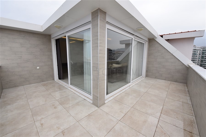 Четырехкомнатный пентхаус с панорамным видом на море в районе Махмутлар