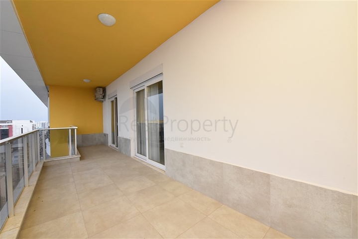 Четырехкомнатный пентхаус с панорамным видом на море в районе Махмутлар