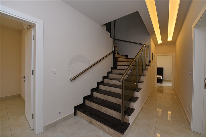 Четырехкомнатный пентхаус с панорамным видом на море в районе Махмутлар