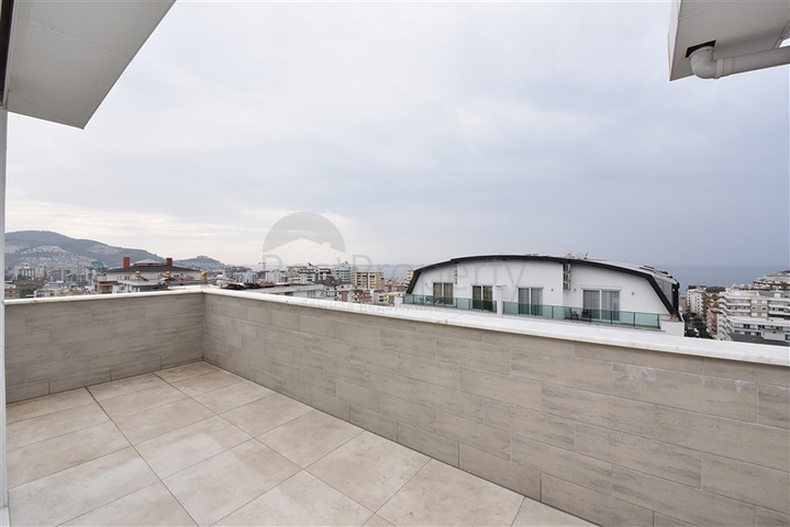 Четырехкомнатный пентхаус с панорамным видом на море в районе Махмутлар