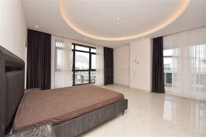 Четырехкомнатный пентхаус с панорамным видом на море в районе Махмутлар