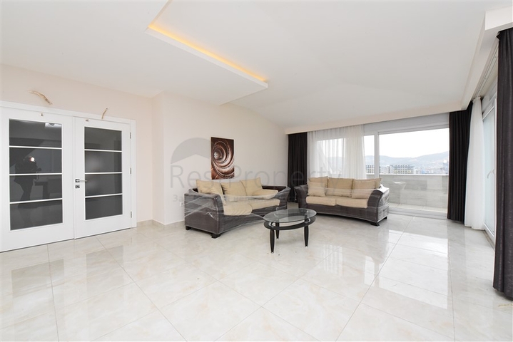 Четырехкомнатный пентхаус с панорамным видом на море в районе Махмутлар