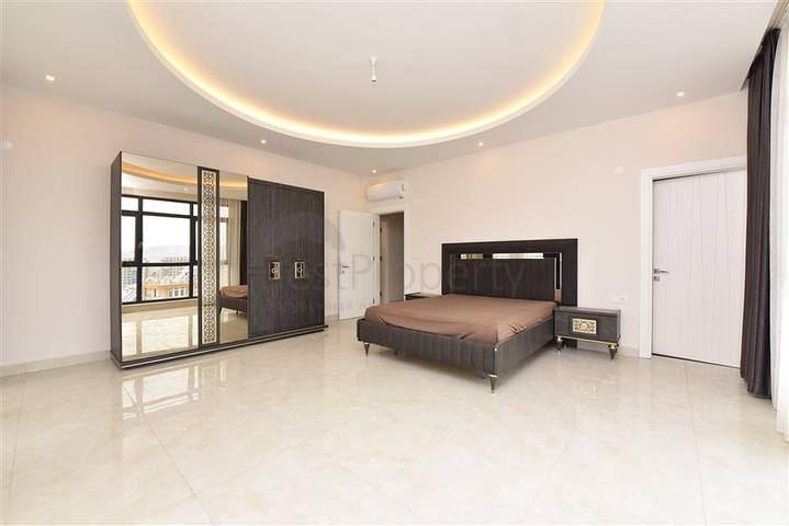 Четырехкомнатный пентхаус с панорамным видом на море в районе Махмутлар