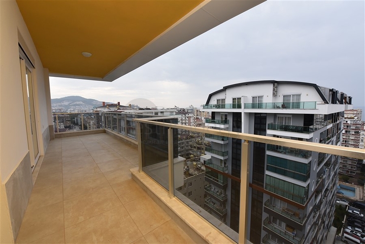 Четырехкомнатный пентхаус с панорамным видом на море в районе Махмутлар