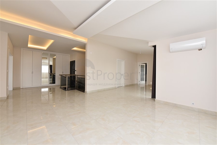 Четырехкомнатный пентхаус с панорамным видом на море в районе Махмутлар