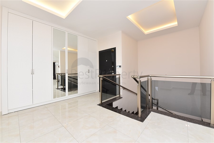 Четырехкомнатный пентхаус с панорамным видом на море в районе Махмутлар