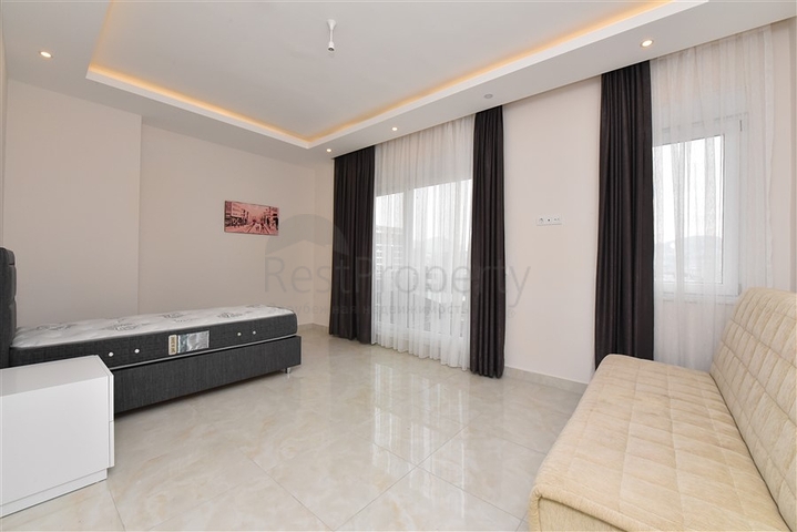 Четырехкомнатный пентхаус с панорамным видом на море в районе Махмутлар