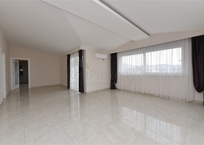 Четырехкомнатный пентхаус с панорамным видом на море в районе Махмутлар