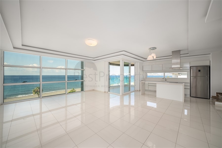 Четырехкомнатный пентхаус с панорамным видом на море 