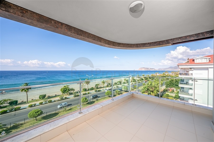 Четырехкомнатный пентхаус с панорамным видом на море 