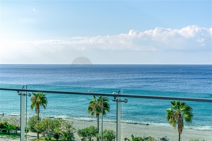 Четырехкомнатный пентхаус с панорамным видом на море 