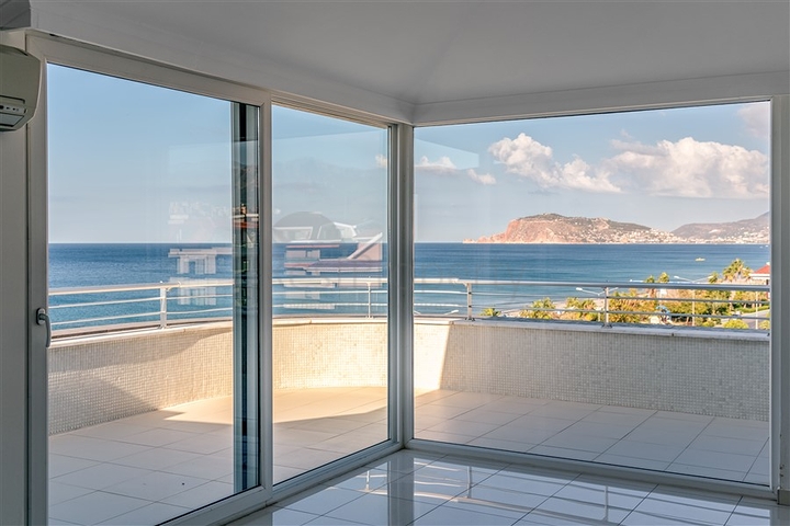 Четырехкомнатный пентхаус с панорамным видом на море 