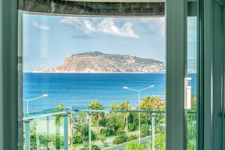 Четырехкомнатный пентхаус с панорамным видом на море 