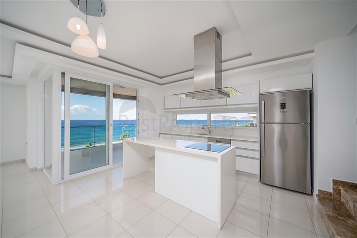 Четырехкомнатный пентхаус с панорамным видом на море 