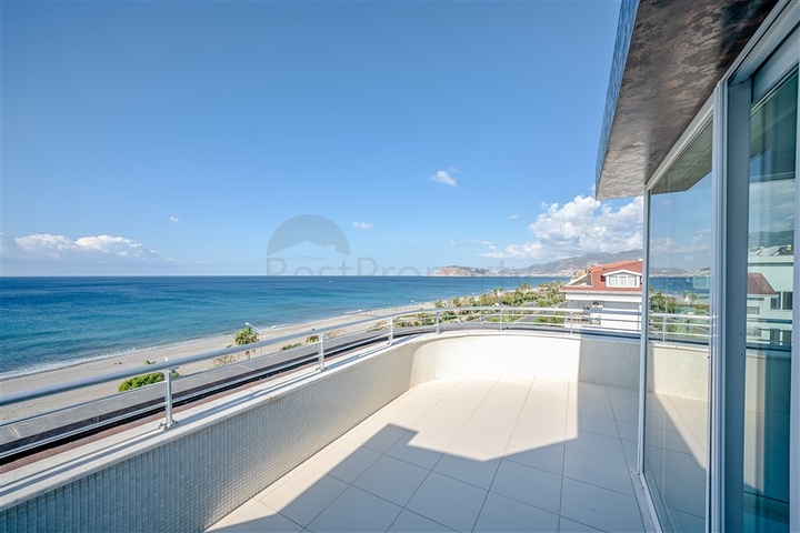 Четырехкомнатный пентхаус с панорамным видом на море 