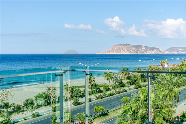 Четырехкомнатный пентхаус с панорамным видом на море 