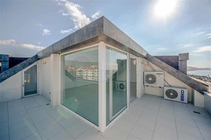 Четырехкомнатный пентхаус с панорамным видом на море 