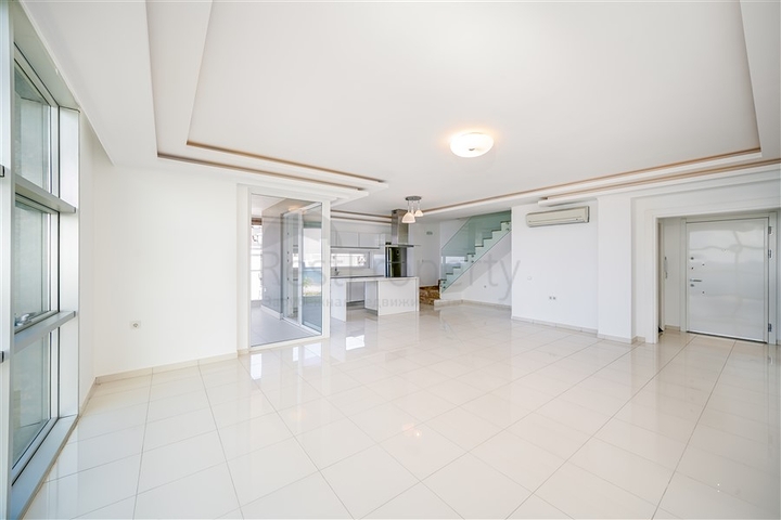 Четырехкомнатный пентхаус с панорамным видом на море 