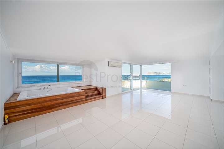 Четырехкомнатный пентхаус с панорамным видом на море 