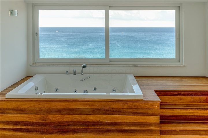 Четырехкомнатный пентхаус с панорамным видом на море 