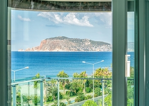 Четырехкомнатный пентхаус с панорамным видом на море 