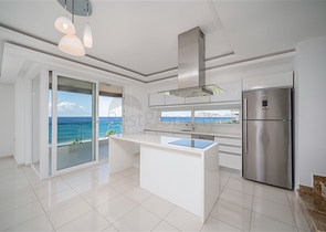 Четырехкомнатный пентхаус с панорамным видом на море 