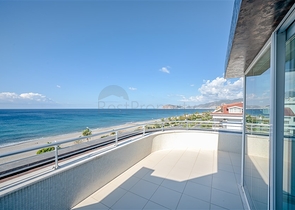 Четырехкомнатный пентхаус с панорамным видом на море 