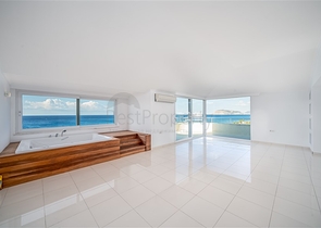 Четырехкомнатный пентхаус с панорамным видом на море 