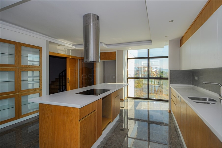 Пентхаус для большой семьи с шикарным видом на море и горы