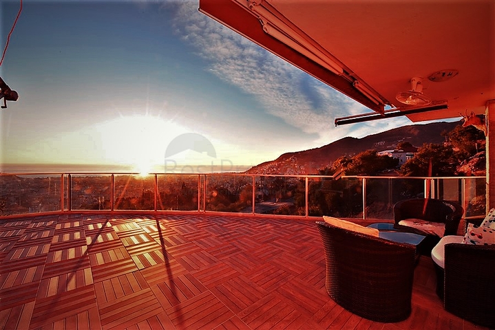 Вилла 5+2 с шикарным видом в центре Алании